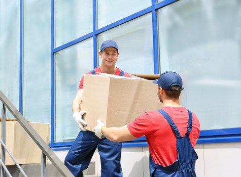 Moving truck support for local home moves in Roehampton